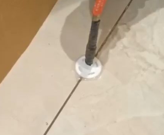 明光瓷砖空鼓维修公司专业解答瓷砖在铺贴过程中，如果没有涂抹均匀到位的粘结材料（如水泥砂浆或瓷砖胶），可能会导致以下问题
