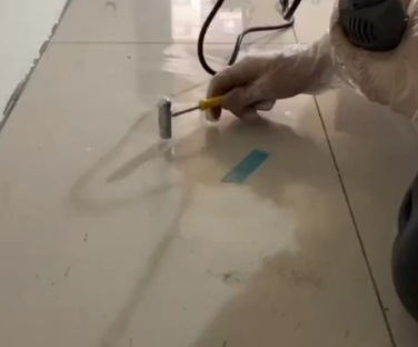 明光瓷砖开裂维修公司专业分享瓷砖在铺贴前如果没有沥干水分，将会导致以下问题